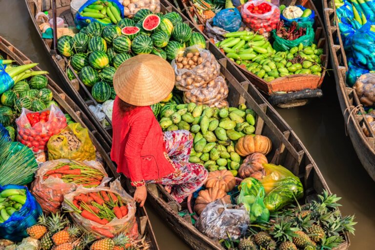 Comerciante de frutas frescas en una barca