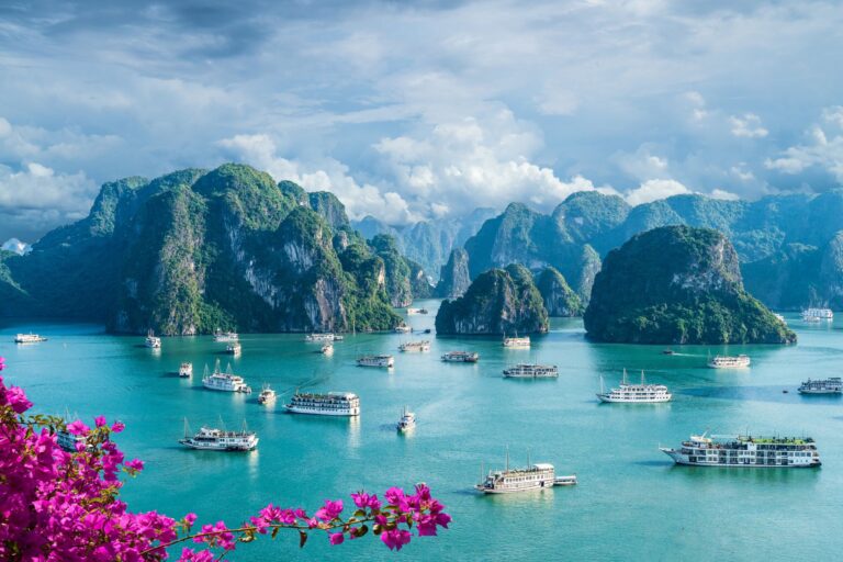 Foto aérea de multitud de barcos surcando la bahía de Ha-Long