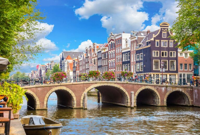 Puente sobre uno de los canales de Ámsterdam