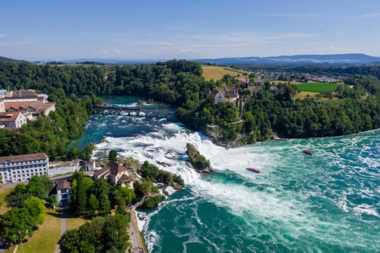 Foto aérea de una cascada en un río
