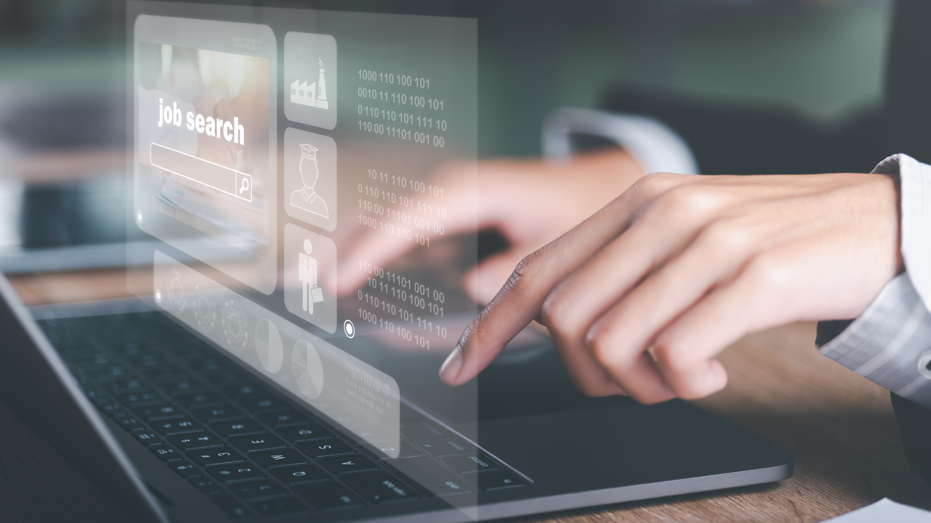 Hombre escribiendo sobre un teclado de ordenador. Se muestra un holograma que pone 'Job Search'