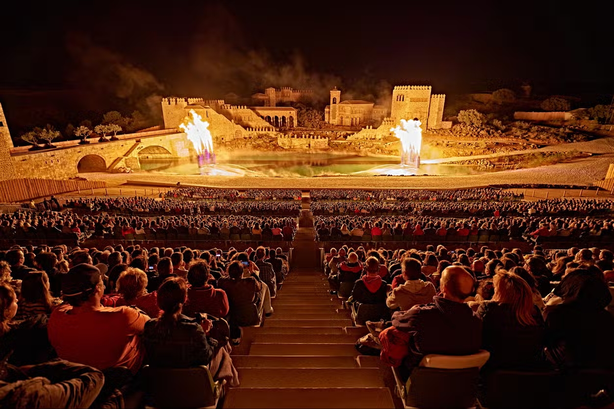Espectáculo con fuego en un anfiteatro en Puy du Fou, Toledo