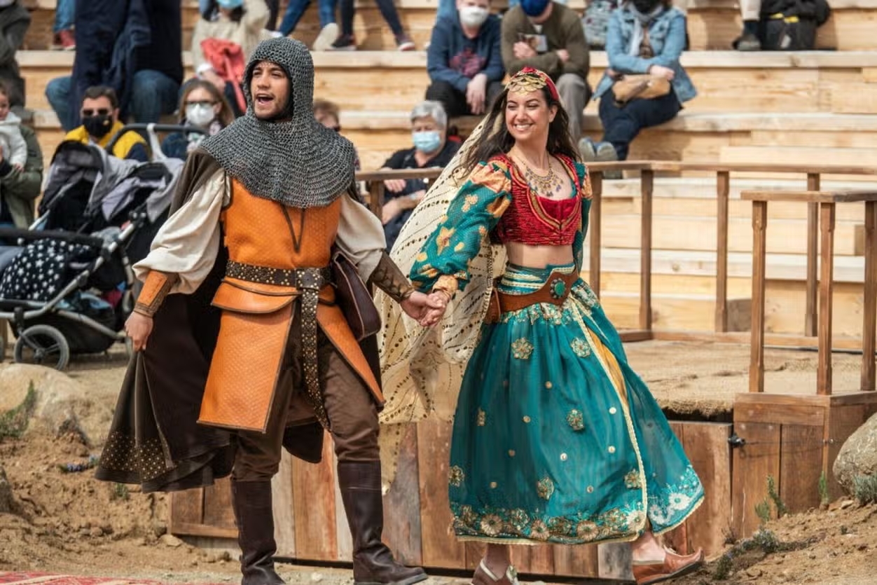 Actores haciendo la labor de cetrería en Puy du Fou, Toledo