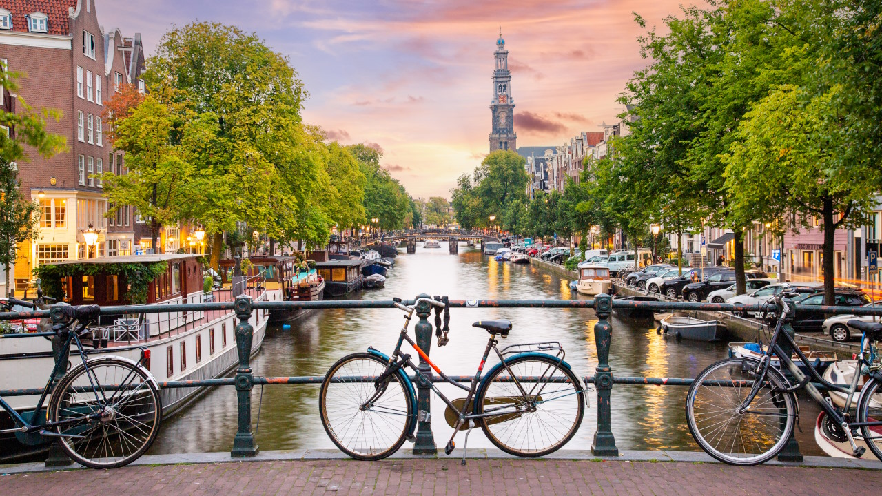 Canal de Ámsterdam con la Westerkerk de fondo